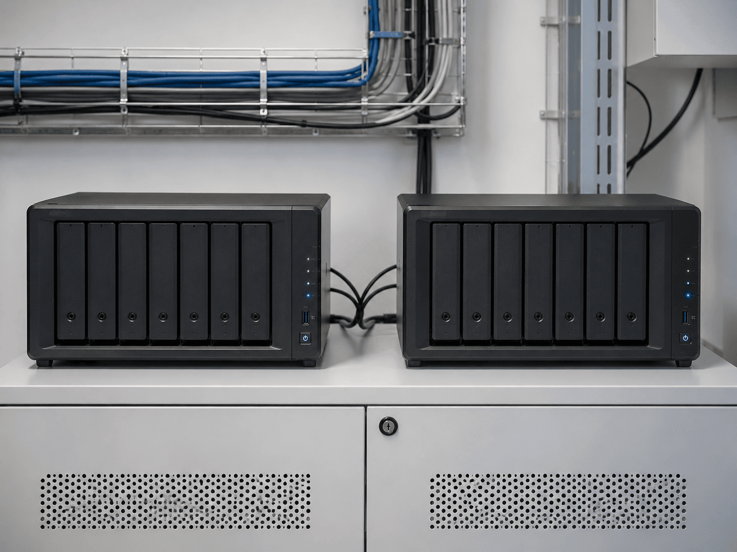 Zwei Synology NAS-Systeme nebeneinander für Backup, Wiederherstellung und private Cloud