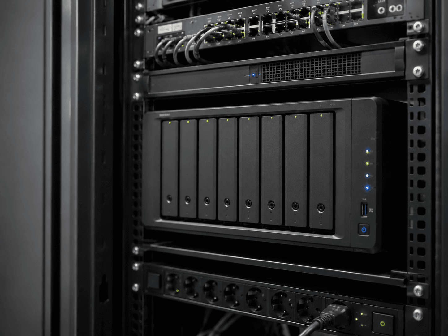 Synology NAS im Serverschrank mit Netzwerk-Switch als zentraler Speicher